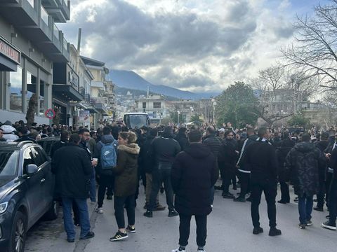 Χαμός έξω από το ξενοδοχείο του ΟΦΗ ενόψει Λεβαδειακού (vid)