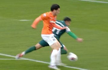 Η φάση που ο Αθανασίου είδε κόκκινη κάρτα και στη συνέχεια ο Παπαπέτρου την πήρε πίσω (vid)