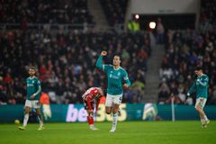 Ο αρχηγός Φαν Ντάικ «λύτρωσε» τη Λίβερπουλ που μένει κοντά στην τετράδα