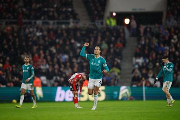 Ο αρχηγός Φαν Ντάικ «λύτρωσε» τη Λίβερπουλ που μένει κοντά στην τετράδα