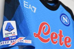 Η Νάπολι υποστηρίζει τον Οσίμεν για τη ρατσιστική επίθεση που δέχτηκε με μήνυμα κατά του ρατσισμού στη φανέλα της