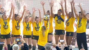 Η απονομή του Κυπέλλου στην ΑΕΚ (vid)