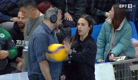 Βολεϊμπολίστρια «έσωσε» τον δημοσιογράφο της ΕΡΤ την ώρα που πήγαινε η μπάλα πάνω του (vid)