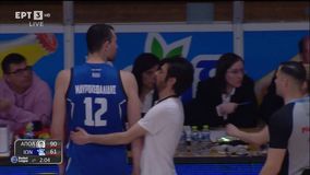 Απόλλων – Ιωνικός: Εκνευρισμένος ο Μαυροκεφαλίδης, πέταξε πετσέτα στο παρκέ και αποβλήθηκε (vid)