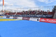 Οπαδοί της ΑΕΛ αρνήθηκαν να κατεβάσουν πανό με 57 φέρετρα πριν από το ματς με την Καρδίτσα – Έγινε κανονικά η σέντρα