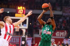 Έτοιμος να μπει ξανά στα παρκέ ο Μπέικον