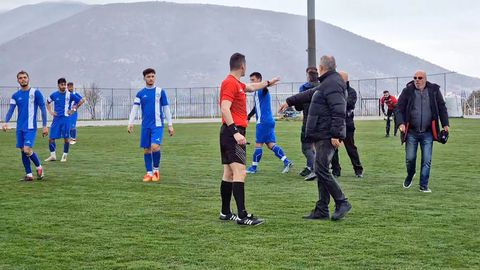 Σκηνές απείρου κάλλους στη Σιάτιστα: Διοικούντες τον Μακεδονικό έκαναν «ντου» την ώρα του αγώνα σε διαιτητή Super League! Το απίστευτο βίντεο