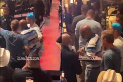 Σοκάρει η εικόνα του Μάικ Τάισον: Με το ζόρι περπατάει