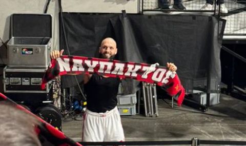 «Οέ, Οέ, Οέ Φουρνιέ»: Η αποθέωση του Γάλλου από τους φίλους του Ολυμπιακού και το πείραγμα με το κασκόλ (vid)