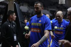 Η αποστολή του Περιστερίου Betsson άφησε λουλούδια στη μνήμη των αδικοχαμένων φιλάθλων του ΠΑΟΚ (vid)