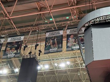 Αντικαταστάθηκε το λάβαρο του Μποντιρόγκα στο T-Center με αυτό του Αλβέρτη (pic)