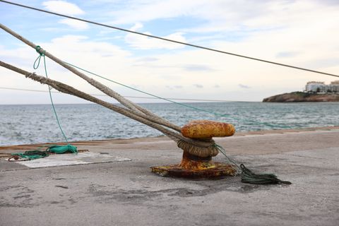 Χτύπημα σε ελληνόκτητο πλοίο στα Στενά του Ορμούζ - Σε ποιον εφοπλιστή ανήκει