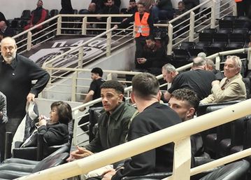 Οι ποδοσφαιριστές του ΠΑΟΚ δίπλα στην ομάδα μπάσκετ για το ματς με το Περιστέρι (vid)