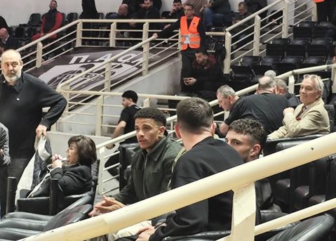 Οι ποδοσφαιριστές του ΠΑΟΚ δίπλα στην ομάδα μπάσκετ για το ματς με το Περιστέρι (vid)