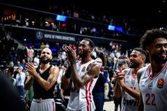 Η «ερυθρόλευκη» παρακάμερα στο Παρίσι και οι πανηγυρισμοί με τον κόσμο της ομάδας (vid)