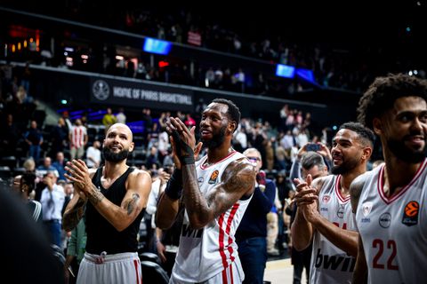 Η «ερυθρόλευκη» παρακάμερα στο Παρίσι και οι πανηγυρισμοί με τον κόσμο της ομάδας (vid)