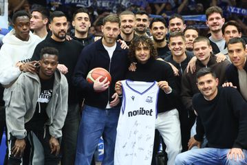 Γιορτή στο Ιβανώφειο: Η ομάδα μπάσκετ του Ηρακλή τίμησε τους ποδοσφαιριστές για την άνοδο (vid+pics)