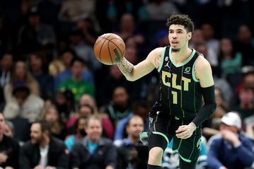 Ο ΛαΜέλο Μπολ αναπτύσσεται, αλλά οι Χόρνετς όχι και το κοινό τους μέλλον είναι αμφίβολο (vid)