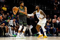 Ο Καρλ Άντονι Τάουνς είναι αμφίβολος για το πρώτο ματς των Τίμπεργουλβς με τους Λέικερς