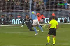 Φοβερή επέμβαση με το πόδι του Ζόμερ όντας πεσμένος (vid)