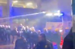 Το βίντεο της επίθεσης της αστυνομίας σε οπαδούς του ΠΑΟΚ - Έριχναν νερό με αύρα