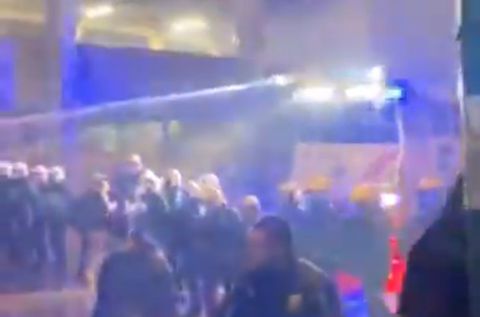 Το βίντεο της επίθεσης της αστυνομίας σε οπαδούς του ΠΑΟΚ - Έριχναν νερό με αύρα