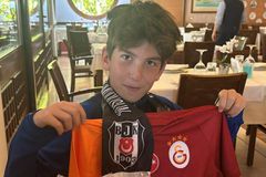 «Τρολάρισμα» σε Φενέρμπαχτσε: Ο πιτσιρικάς που «έσκασε μύτη» στο Καραϊσκάκης με μπλούζα Γαλατά και κασκόλ Μπεσίκτας (pics&vids)