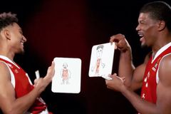 Λίγο πριν τον... αποκλεισμό ο Λο και ο Χάινς της Μιλάνο ζωγραφίζουν πορτραίτα (vid)