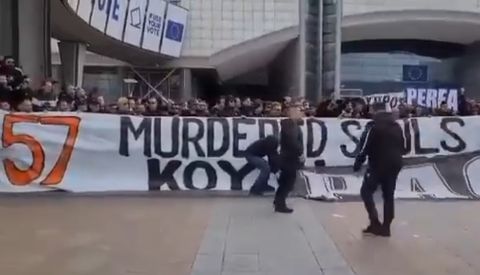 Διαμαρτυρίες των οπαδών του ΠΑΟΚ έξω από το Ευρωκοινοβούλιο για τα θύματα των Τεμπών (vid)