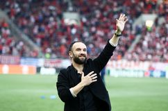 Η βράβευση του Βαλμπουενά πριν τη σέντρα στο Ολυμπιακός - Φενέρμπαχτσε