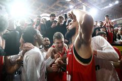 Οι «κατάρες» είναι για να σπάνε και ο κόσμος... διψάει για διάκριση στο Άμπου Ντάμπι