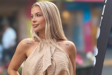 «Έχω βίντεο που με αναγκάζει να πίνω ούρα και να γλείφω πλακάκια!» Σοκαριστικές καταγγελίες από την ερωμένη πρώην σταρ της Γουέστ Χαμ!