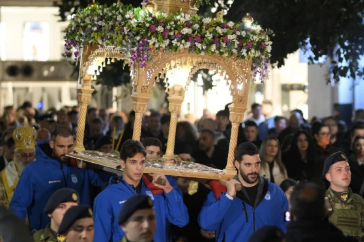 Συγκίνηση στην Αλεξανδρούπολη: Διεθνείς πολίστες σήκωσαν τον Επιτάφιο