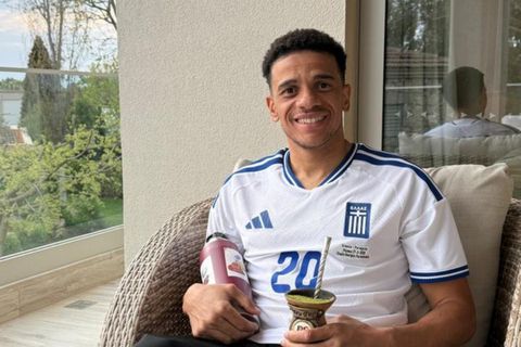 Ο Τάισον σε πασχαλινό mood με φανέλα Ζαφείρη και... Αργυρό