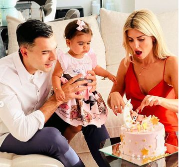 Η καλλονή σύζυγος και η κούκλα κόρη: Οι MVP γυναίκες στη ζωή του Κώστα Σλούκα