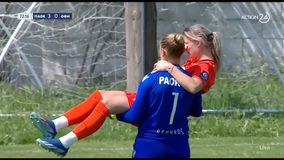 Σπουδαία στιγμή στο ΠΑΟΚ - ΟΦΗ: Η τερματοφύλακας του Δικεφάλου πήρε αγκαλιά και έβγαλε εκτός την τραυματισμένη αντίπαλη της!