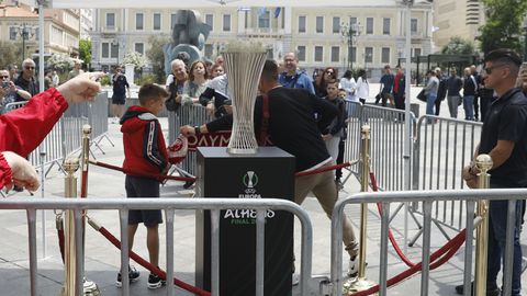 Οπαδός του Ολυμπιακού επιχείρησε να... αρπάξει το τρόπαιο του Conference League από την Πλατεία Κοτζιά (pics)