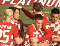 Η Μάιντς διέλυσε τη Ντόρτμουντ κι έκανε άλμα παραμονής!