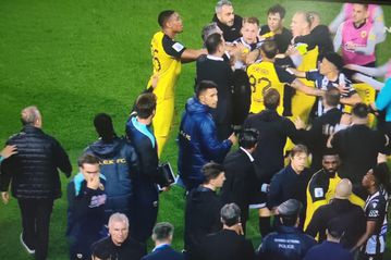 «Άναψαν» ξανά τα αίματα στο ΠΑΟΚ -ΑΕΚ: Σύρραξη των παικτών στο τέλος του ημιχρόνου (pics+vid)