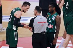 Δέχθηκε χτύπημα στη μύτη ο Πονίτκα και έφυγε αιμόφυρτος για τα αποδυτήρια