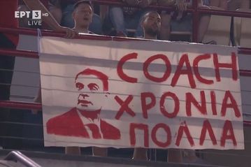 «Χρόνια πολλά coach»: Το πανό των οπαδών του Ολυμπιακού για τα γενέθλια του Μπαρτζώκα