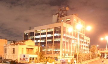 Μία σύλληψη και 13 προσαγωγές για τα τρικάκια έξω από τον ΣΚΑΪ