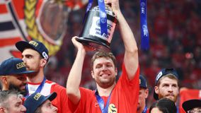 Βεζένκοφ: «Ο Μπαρτζώκας στοχοποιήθηκε, χαρούμενος που παρέμεινε ο Μιλουτίνοφ» (vid)