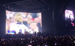 Οι «The Killers» διέκοψαν τη συναυλία τους για να δείξουν Ολλανδία - Αγγλία