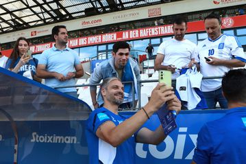 Φωτογραφίες, αυτόγραφα και αποθέωση από Έλληνες ομογενείς για τους πρωταθλητές Ευρώπης του 2004 (gallery & vid)