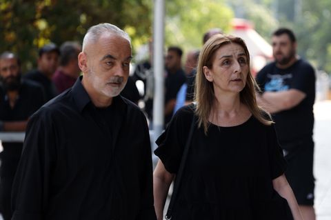 «Καλή αντάμωση με τον Άλκη μας»: Στεφάνι της οικογένειας Καμπανού στην κηδεία του οπαδού της ΑΕΚ