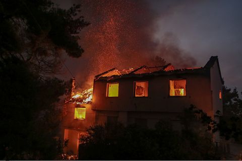 «Σκοτείνιασε» ο Αττικός ουρανός, αποπνικτική ατμόσφαιρα - Καίγονται σπίτια στον Βαρνάβα (vids)