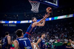 Ατελείωτο τρολάρισμα Γιόβιτς σε Μπρουκς: Εμφανίστηκε στην πτήση της Σερβίας με γάντια του μποξ! (pic)