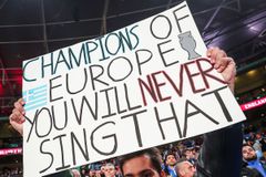 Επικό πικάρισμα στους Άγγλους από Έλληνες οπαδούς στο Γουέμπλεϊ!