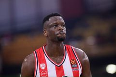 Ο Φαλ είναι εδώ: Ντεμπούτο για τον Γάλλο σέντερ του Ολυμπιακού!